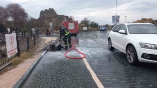 Devrilen motosiklet yandı, sürücü kazada yaralandı