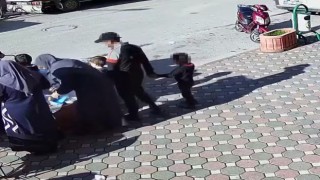 Dikkat çekmemek için çocuğuyla hırsızlığa çıktı, güvenlik kameralarına takıldı