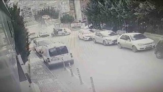 Dikkatsizliğin sonucu pahalıya patladı: 3 aracın karıştığı kaza kamerada