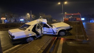 Kayseri’de Direğe çarpan otomobil ortadan ikiye büküldü: 4 yaralı