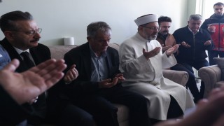 Diyanet İşleri Başkanı Erbaş ve Vali Aksoy şehidin evini ziyaret etti