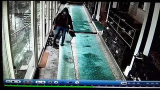 Diyarbakırda camide ayakkabı hırsızlığı kamerada