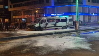 Diyarbakırda yolcu minibüsü alev topuna döndü: Yolcular tahliye edildi