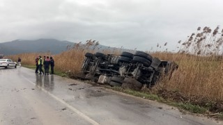 Dolgu malzemesi yüklü kamyon sulama kanalına devrildi: 1 yaralı