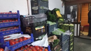 Donan ürünler çöpe atıldı, kalanlar battaniyelerle korunmaya çalışılıyor