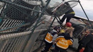 Dondurulmuş tavuk yüklü tır devrildi, sürücü 2 saatte kurtarıldı