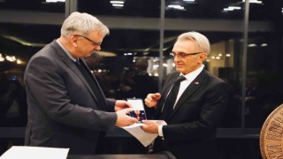 Dr. İhsan Alioğluna Almanya Federal Cumhuriyeti Liyakat Nişanı verildi