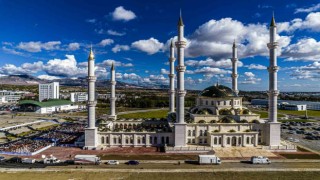 Dr. Suat Günsel Camii, Yakın Doğu Üniversitesi kampüsünde gerçekleştirilen görkemli bir törenle açıldı