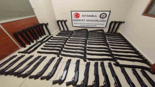 Durdurulan otomobil silah deposu çıktı: Yapılan aramalarda 86 tüfek ele geçirildi