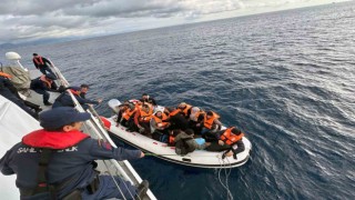 Düzensiz göçmenleri taşıyan bot arızalandı, Sahil Güvenlik kurtardı