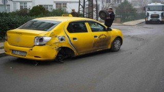 Edirnede ticari taksi ile otomobil çarpıştı: 2 yaralı