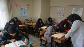 Edirneli kursiyerler şehitler için hatim okudu