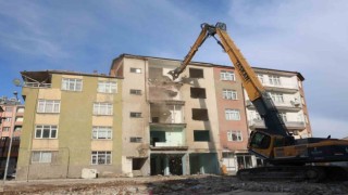 Elazığda depremde ağır hasar alan 3 katlı binaların yıkımı tamamlandı