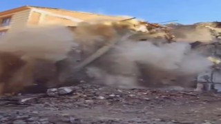 Elazığda hasarlı binaların yıkımları sürüyor