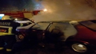 Elazığda park halindeki otomobil yandı: Araçtaki şahsı itfaiye kurtardı