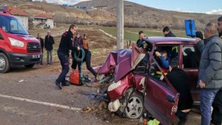 Elektrik direğine çarpan Tofaş hurdaya döndü: 3 yaralı