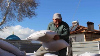 Elmalılı üreticilere süt yemleri teslim edildi