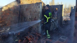 Emette 3 katlı binanın çatı katında çıkan yangın korkuttu