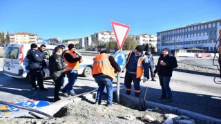 Emette uyarı ve trafik tabelalarının montaj çalışmaları sürüyor