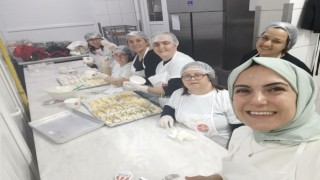 Engelli bireyler mutfakta börek açtı