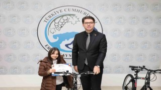 Ercişte kitap okuma yarışmasında dereceye girenlere ödülleri verildi