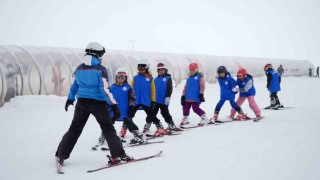 Erciyes Kayak Okulunda 200 kişi ilk defa kayak öğreniyor