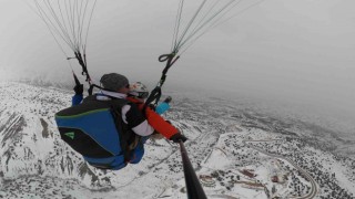 Ergan Dağında adrenalin dolu göl manzaralı yamaç paraşütü