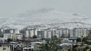 Ergani kar yağışı sonrası beyaza büründü