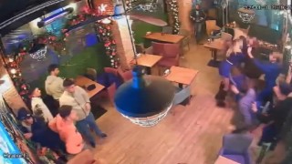 Erkekler durdu, kadınlar kavgaya tutuştu
