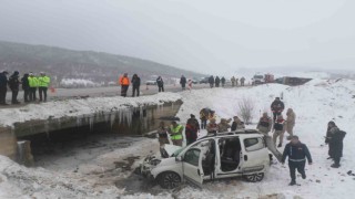 Erzincanda Fiat marka hafif ticari araç ile midibüs çarpıştı: 1 ölü, 6ı asker 9 yaralı
