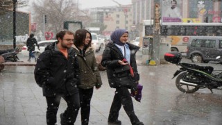 Erzincanda kar yağışı vatandaşları sevindirdi