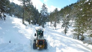 Erzincanda köy yolları ve geçitlerde karla mücadele çalışmaları sürüyor