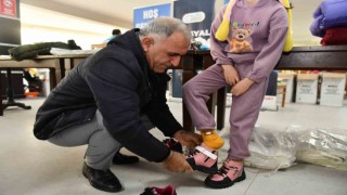 Esenyurt Belediyesi 6 bin çocuğa mont ve bot yardımı yaptı