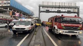 Esenyurtta İETT otobüsü yön direğine çarptı: 8 yaralı