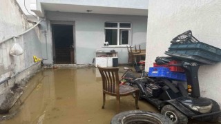Esenyurtta İSKİye ait rögar kapağı patladı: İki evi su bastı