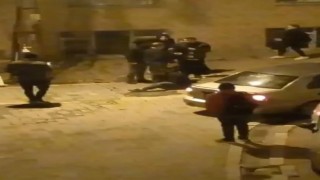 Esenyurtta kızını takip eden şahsı önce dövdü, ardından polise teslim etti