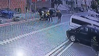 Esenyurtta kuryenin motosiklette bıraktığı telefonunu kaşla göz arasında çaldılar
