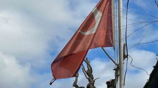 Eskişehirde bakımsız Türk bayrağının hali tepkiye sebep oldu