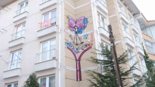 Eskişehirde duvarlara çizilen grafitiler vatandaşın ilgisini çekiyor