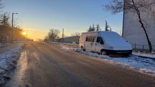 Eskişehirin yüksek kesimlerinde buzlanma ve kar kartpostallık görüntü oluşturuyor