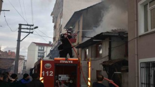 Evde çıkan yangında dumandan etkilenen anne ve kızı hastanelik oldu