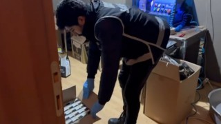 Evinde makineyle kaçak sigara sararken yakalandı
