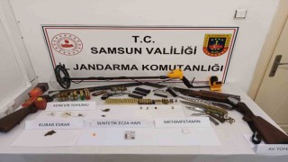 Evinde silah ve uyuşturucu ele geçen şahıs jandarma tarafından gözaltına alındı