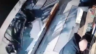 Eyüpsultanda 2 kişiye böyle çarptı, motosikletini bırakarak kaçtı