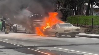 Eyüpsultanda park halindeki araç alev alev yandı