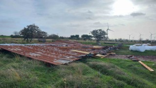 Ezinede fırtına nedeniyle bir ağılın çatısı uçtu