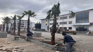 Ezinede Gazi İlkokulu ve Gazi Ortaokulunda çocuk oyun alanları ve çevre düzenlemesi yapılıyor