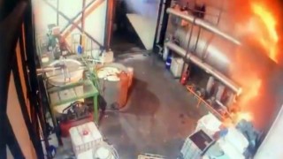 Fabrikadaki yağ kazanı bomba gibi patladı