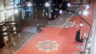 Fatih Camiindeki bıçaklı saldırı anı kamerada