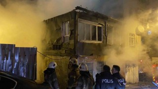 İstanbul Fatih'te metruk bina alev alev yandı